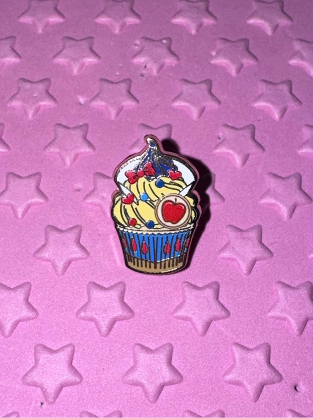 LE 100 PALM Micro Disney Princess Cupcake Chaser Pin - Snow White